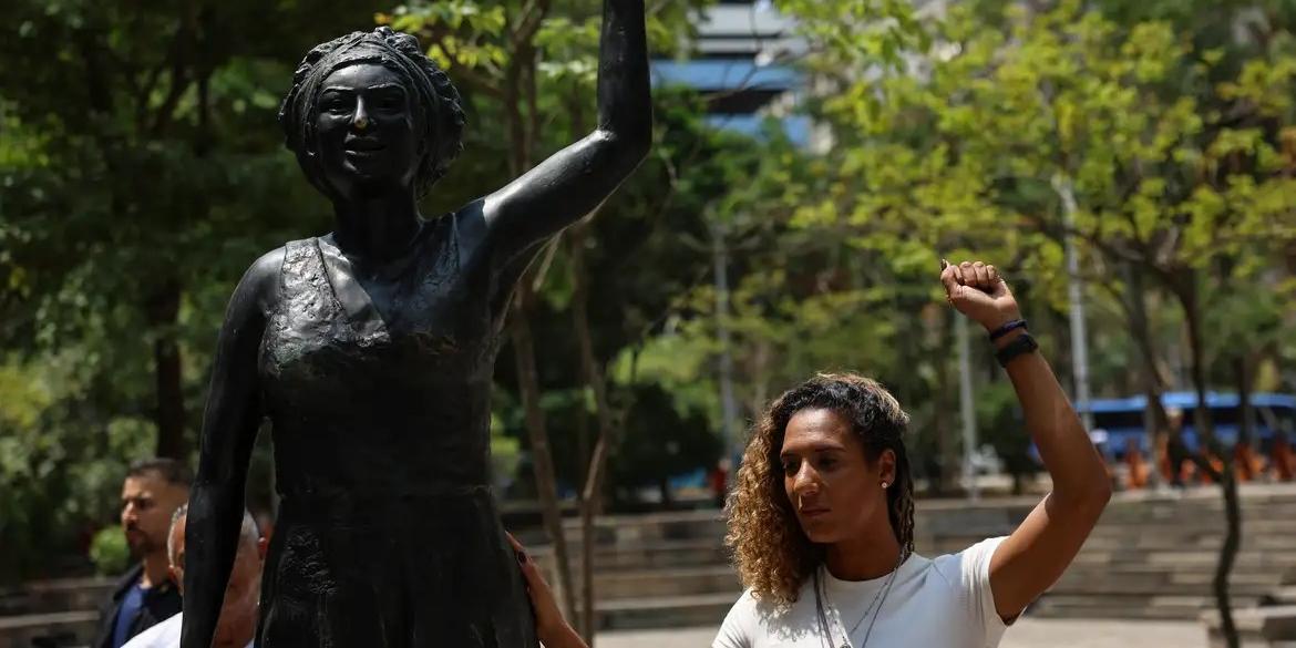 Carro em que Marielle Franco e Anderson Gomes estavam com a assessora parlamentar Fernanda Chaves foi atingido por 13 tiros (Tomaz Silva/AGÊNCIA BRASIL)