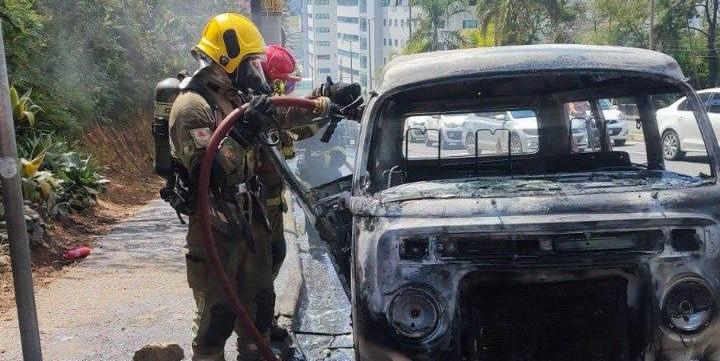 Veículo pegou fogo na porta da UFJF e atrapalhou o trânsito no local (Corpo de Bombeiros / Divulgação)