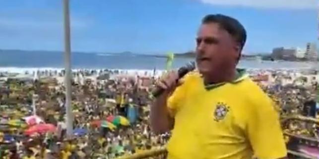 Bolsonaro durante discurso em Copacabana, no Rio (X/Reprodução)