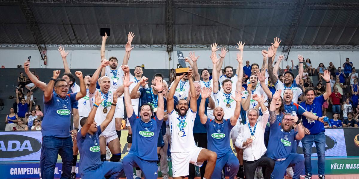 Cruzeiro venceu o Praia Clube por 3 sets a 2 e conquistou o 11° título do Sul-Americano de Vôlei (Agência I7/ Sada Cruzeiro)