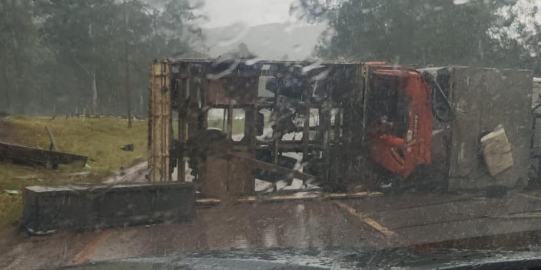 Veículo ficou atravessado na pista, interferindo no trânsito da via (Redes sociais / Reprodução)