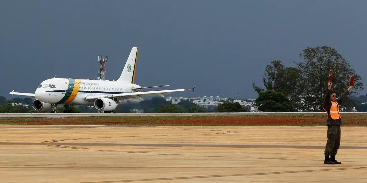 Ventos fortes de cauda, "acima dos limites previstos", fizeram com que os pilotos optassem pelo procedimento (MARCOS CORRÊA/PR)