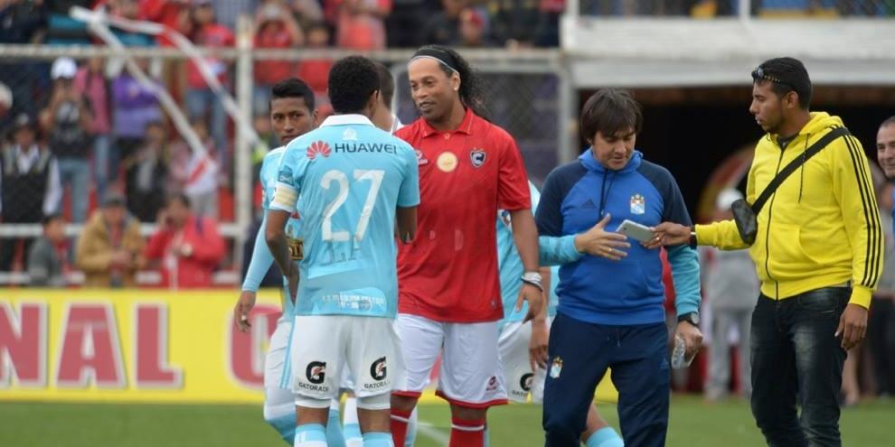 Ronaldinho com a camisa do Cienciano - amistoso contra o Sporting Cristal (Divulgação: Cienciano Facebook)