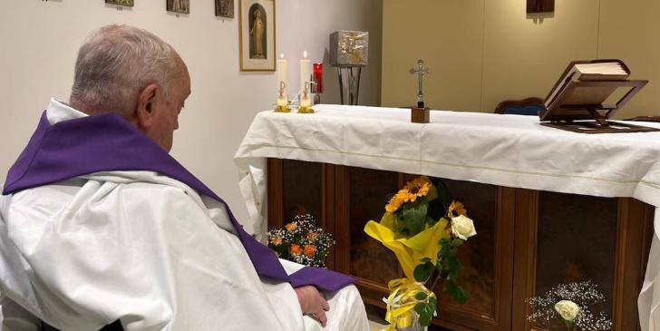 Na manhã desta quarta-feira (19), o papa Francisco concelebrou a missa dominical na capela próxima ao quarto onde está (Reprodução / Instagram @vaticannewspt)