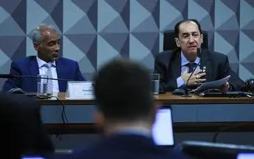 Na apresentação do relatório final da CPI da Manipulação de Jogos, o relator Romário e o presidente da comissão, Jorge Kajuru (Lula Marques/Agência Brasil)