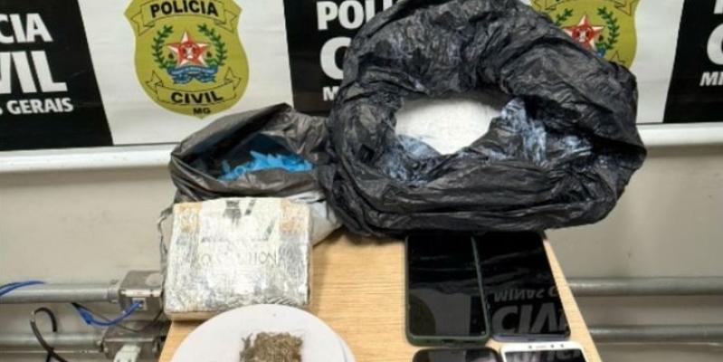 Foram apreendidos cocaína prensada, pó branco utilizado para aumentar o volume da droga, balança de precisão, pinos plásticos para acondicionamento do entorpecente, celulares e uma moto (PCMG/Divulgação)