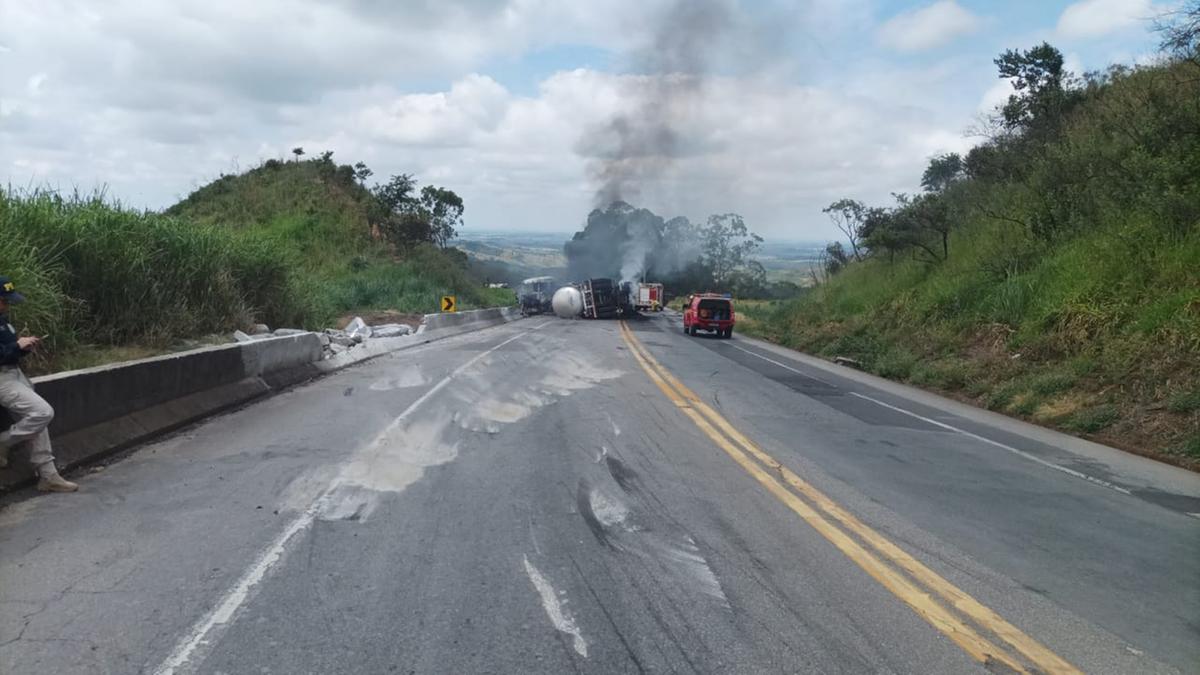 Após o controle da situação foi iniciada operação pare e siga para liberação do trânsito (Corpo de Bombeiros)