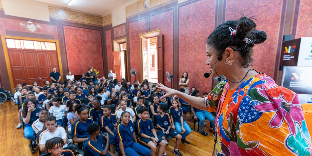 Alunos da Escola Estadual Barão do Rio Branco, em BH, aprendem de forma divertida os principais conceitos da educação financeira (Divulgação)