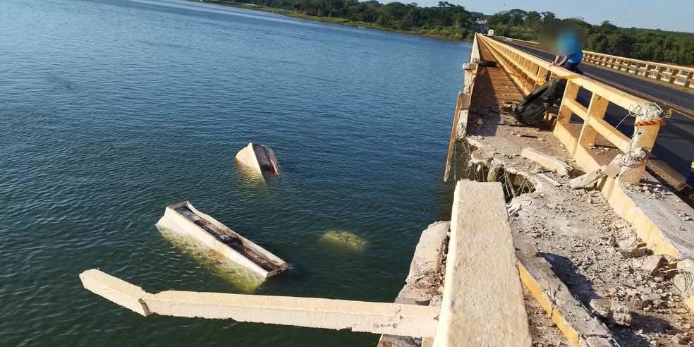 Carreta carregada com óleo vegetal caiu dentro do Rio Grande, na divisa entre Minas e SP (prf/dIVULGAÇÃO)