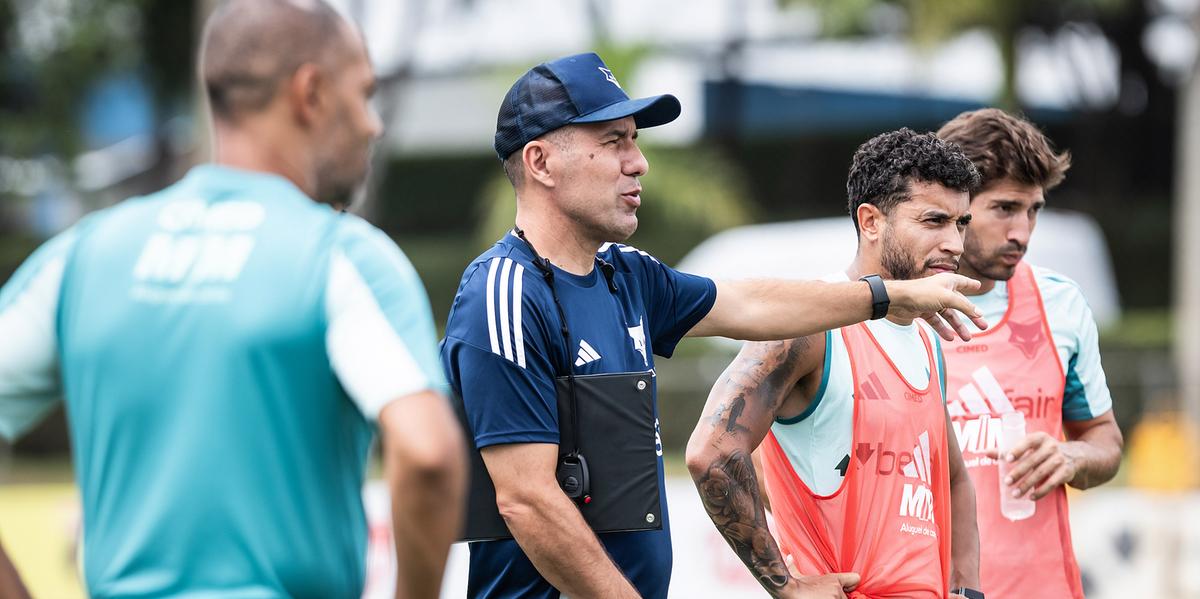 Leonardo Jardim em treino na Toca II (Foto: Gustavo Aleixo/Cruzeiro)