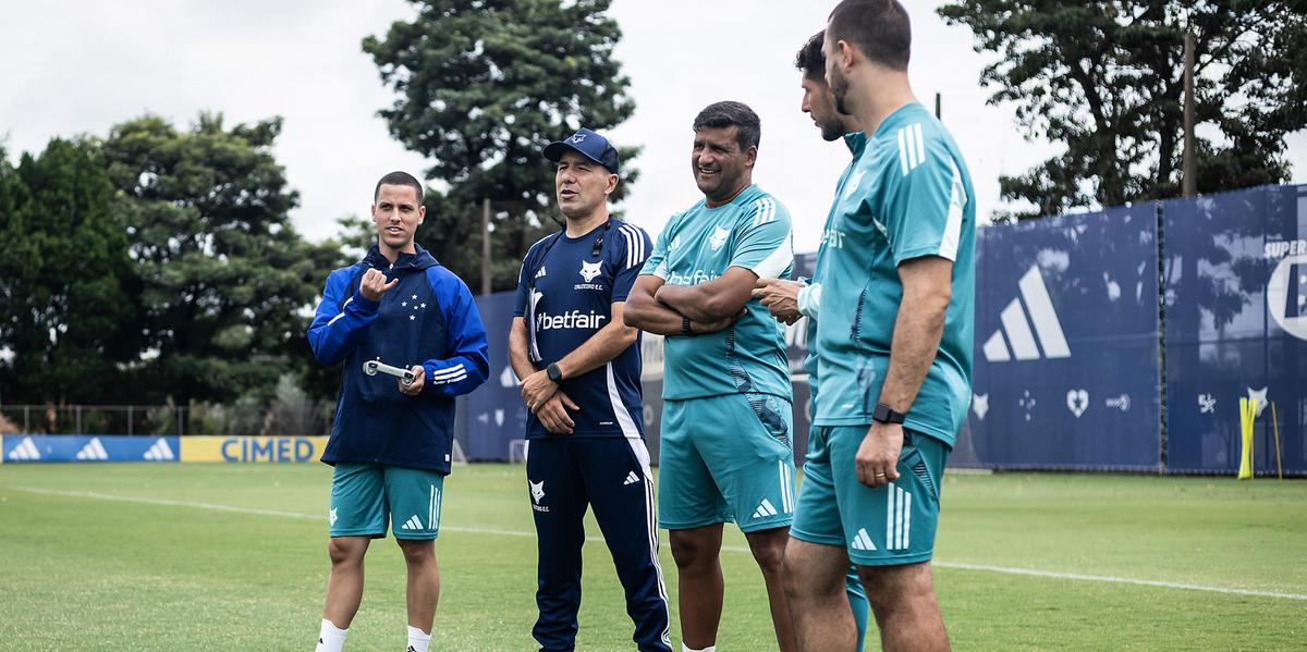 Leonardo Jardim e sua comissão técnica (Foto: Gustavo Aleixo/Cruzeiro)