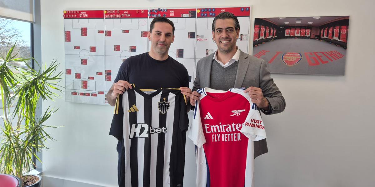 Paulo Bracks em visita ao Arsenal (Site oficial do Atlético)