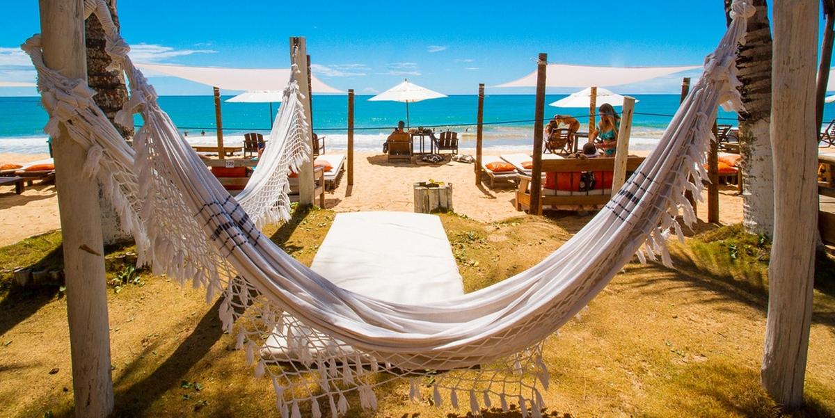 Um dos pontos altos é o Beach Club, espaço na faixa de areia, perfeito para relaxar, admirar o entardecer e curtir Trancoso (Divulgação / Travel Inn Trancoso)