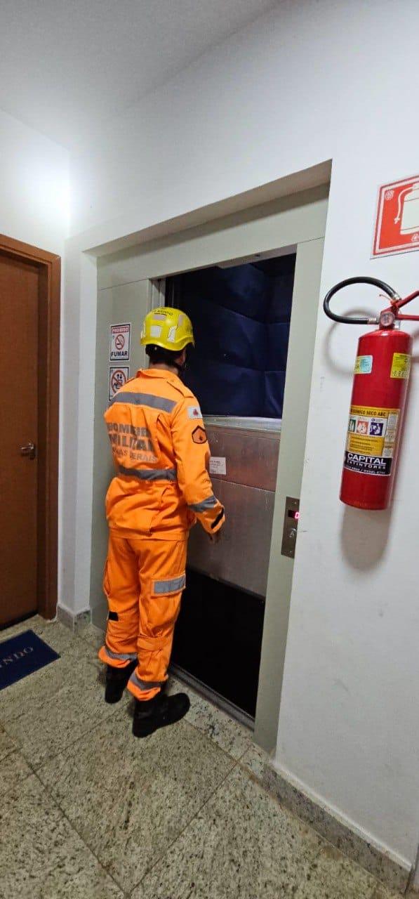 Bombeiros foram acionados para resgatar casal preso em elevador (Divulgação/ CBMMG)