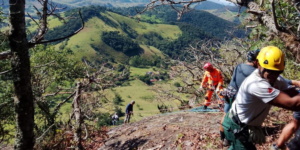 Vítima sofreu queda na escalada da Pedra Branca, na região da Serra da Mantiqueira (Divulgação/ CBMMG)