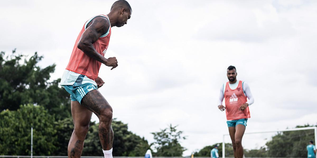 Walace e Fabrício Bruno em treino na Toca II (Foto: Gustavo Aleixo/Cruzeiro)