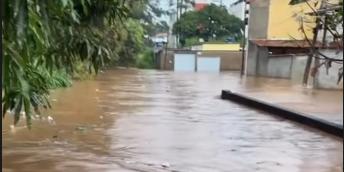 Moradores de diversos bairros na região do Barreiro se assustaram com o grande volume de água nas ruas (Reprodução / Instagram barreironoticias)