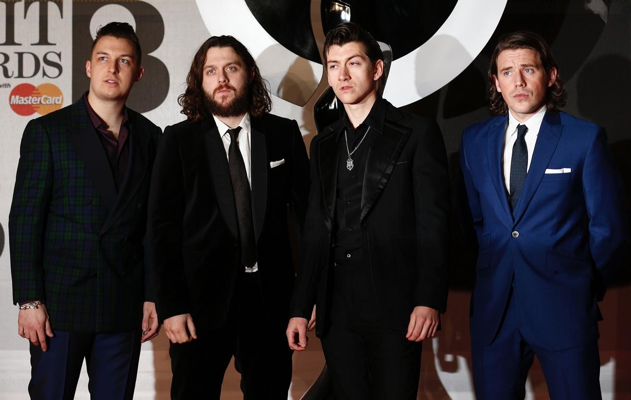 British bands. Группа Arctic Monkeys. Arctic Monkeys на церемонии Грэмми. Найт Брит. Brit Awards.