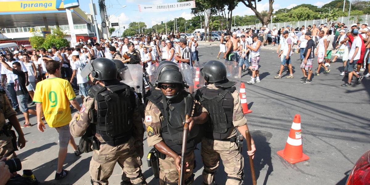 Policias militares na avenida Abraão Caram, em frente ao Mineirão (Lucas Prates (arquivo Hoje em Dia))