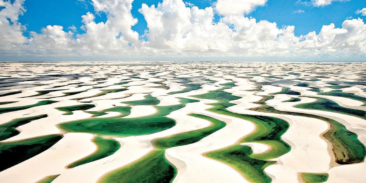 Maior que a cidade de São Paulo, destino é famoso pelas lagoas cristalinas que se formam entre as dunas brancas no período de chuvas (George Steinmetz/Corbis)