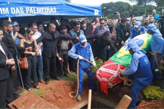 Velório de Cristiano Araújo atrai 10 mil pessoas em Goiânia; enterro será  hoje às 11h