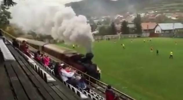 Trem 'invade' jogo de futebol na Eslováquia; veja o vídeo - Esporte - Extra  Online