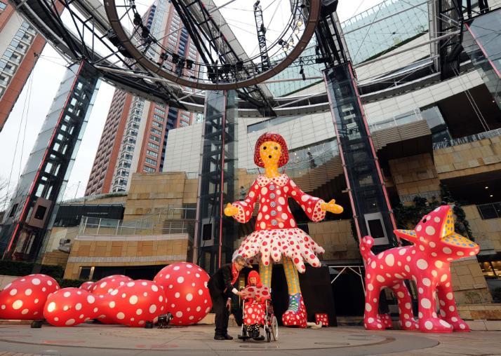 Bolinhas de Yayoi Kusama invadem lojas da Louis Vuitton pelo mundo, Mundo