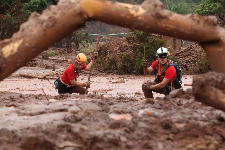 Equipes De Resgate Trabalham Nas Buscas Por Desaparecidos Em Mariana 