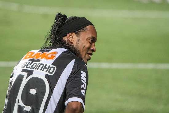 No Dia da Mentira, Racing uruguaio anuncia Ronaldinho e admite piada