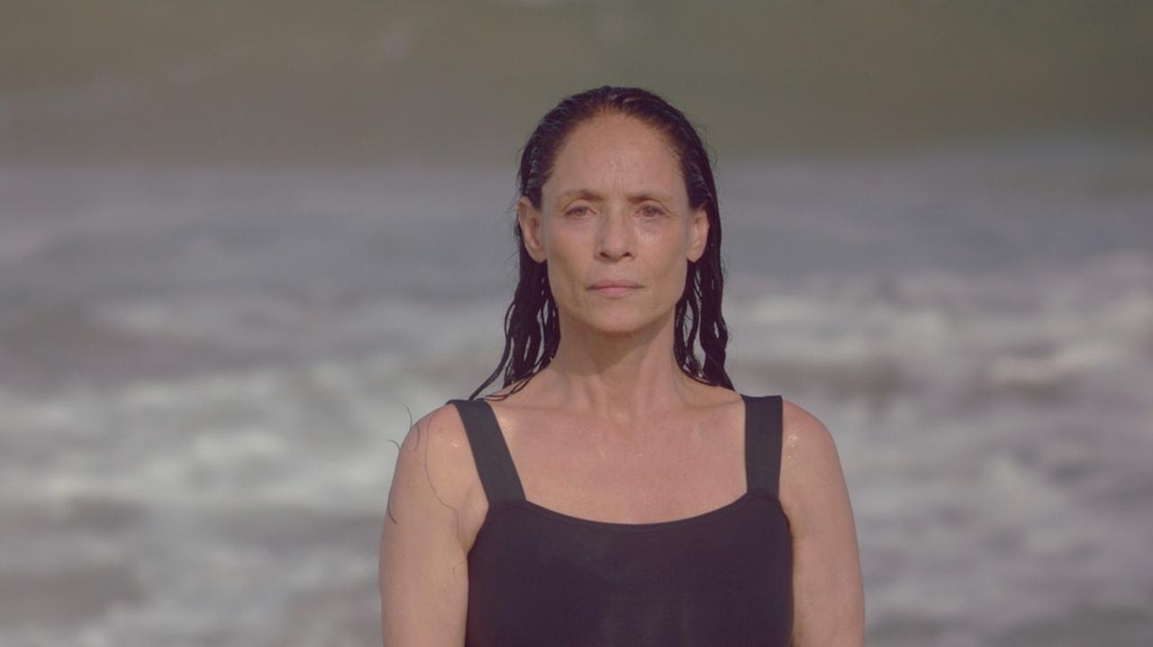 Em Cannes, Sonia Braga fala de manifestação no tapete vermelho