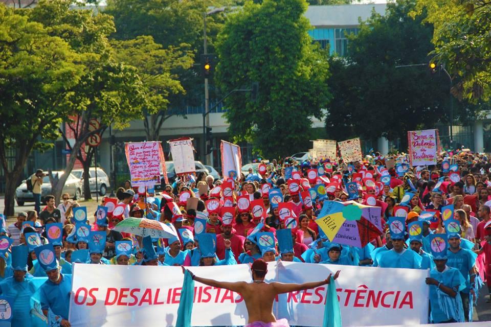 Em Prol Da Luta Antimanicomial Movimentos Sociais Desfilam Pelo Centro