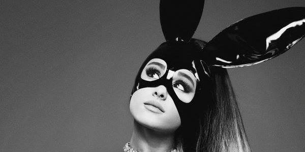 Ariana Grande chega ao Brasil e deixa fãs enlouquecidos