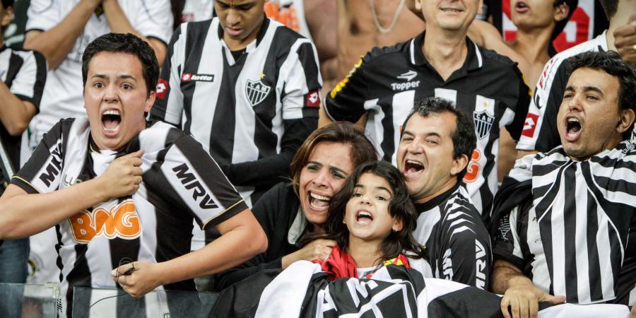 Torcida canta o hino com muita empolgação sempre que houve os primeiros acordes (Bruno Cantini/Atlético)