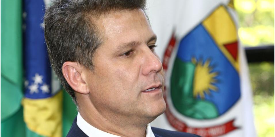 Vereador Léo Burguês renuncia ao cargo na reunião que analisaria a cassação  de seu mandato