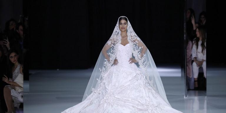 Camila Coelho desfila vestida de noiva para Ralph & Russo em Paris, Moda