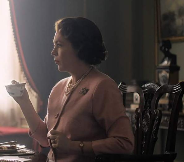 Netflix Divulga Imagem De Olivia Colman Como Elizabeth Ii Em The Crown