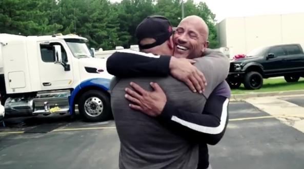 Dwayne Johnson surpreende dublê e o presenteia com carro, Pop & Arte