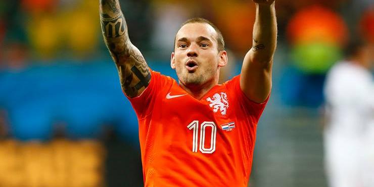 Mundo da Bola on X: Após se aposentar da seleção holandesa, o meia  Sneijder ganhou uma camisa feita com pedaços de todos os uniformes que ele  vestiu pela Holanda.  / X