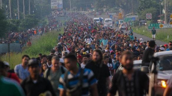 Imigrantes de caravana que segue ao M xico recebem ajuda at os EUA