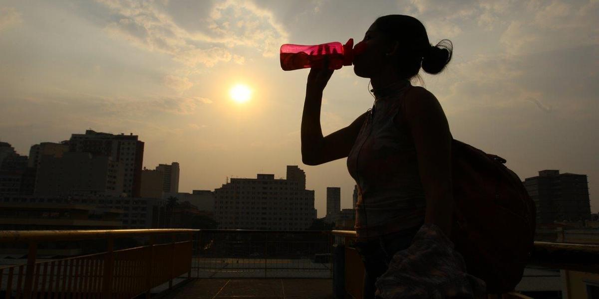 Baixa umidade do ar causa riscos à saúde. É importante se hidratar bem (Hoje em Dia)