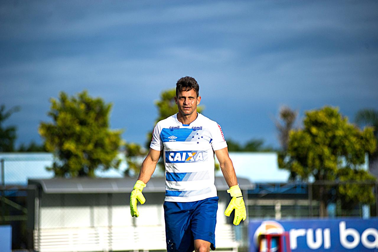 Goleiros do Bahia treinam cobranças de falta em trabalho com Rogério Ceni 