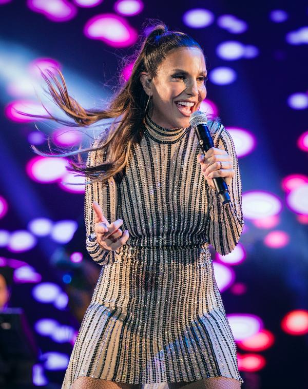 Ivete Sangalo Cai No Palco Abraçada A Fã Durante Show Em Trancoso Na Bahia