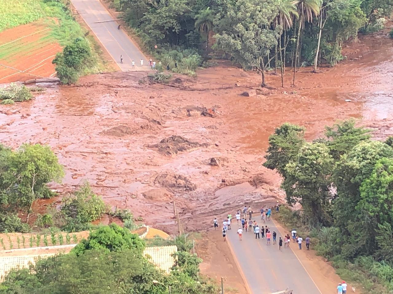 Moradores de Brumadinho fecham entrada da Mina da Jangada em protesto  contra decisão da Vale, Minas Gerais