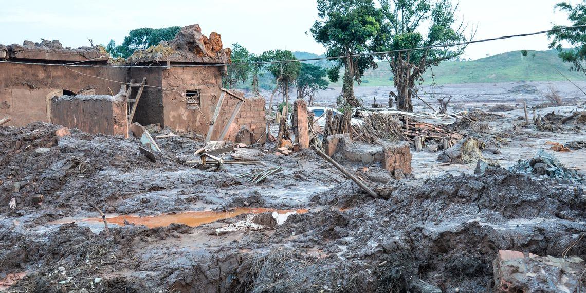 Rompimento da barragem de Fundão em Mariana inundou dezenas de cidades e causou a morte de 19 pessoas (Antonio Cruz/ Agência Brasil)