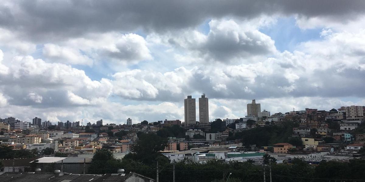 Previsão meteorológica indica que o dia será de céu parcialmente nublado (Hoje em Dia)