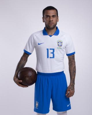 100 Years Challange? Site especializado veste Brasil de branco na Copa  América - Esporte - 4oito