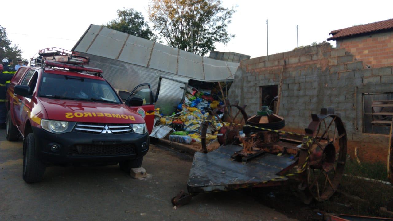 Caminhão Desgovernado Bate Em Casa E Mulher Morre Soterrada Por ...