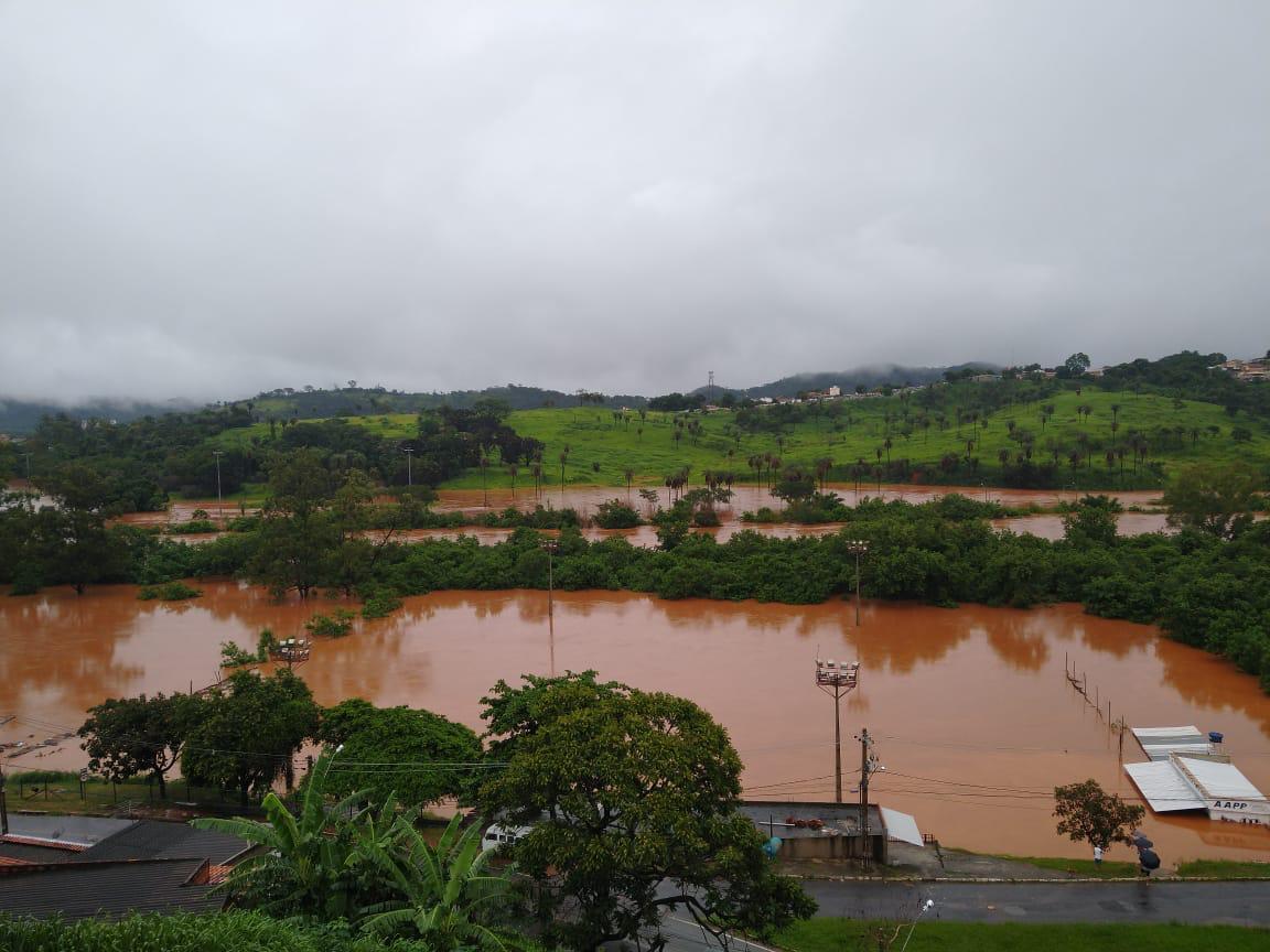 Temporal causa estragos em Minas; houve inundações em Conselheiro Lafaiete  e uma tenda ficou alagada em Santa Luzia, Minas Gerais