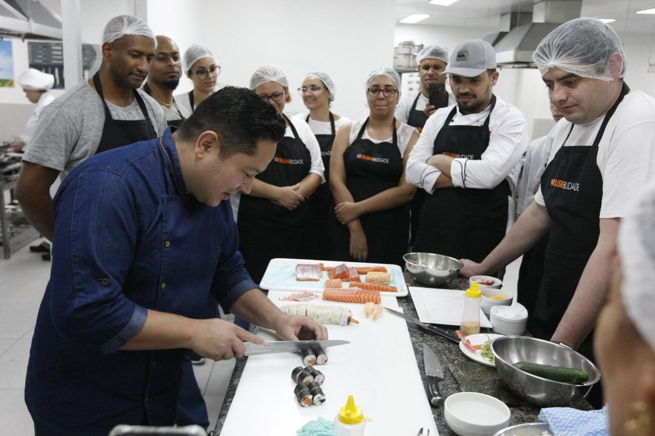 Chef Penha cai nas graças da população de Holambra com culinária Japonesa.  ‹ O Regional