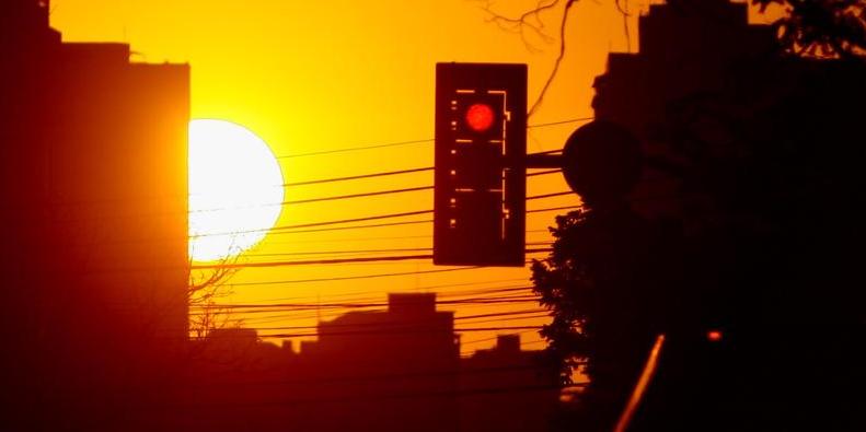 Em BH, a máxima prevista é de 26ºC. Tempo seco causa riscos à saúde e de queimadas (Maurício Vieira/Hoje em Dia)